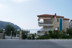 ポルト・クウフォにあるスタジオズ コスタの海の前に柵を持つ建物