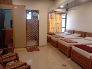 Kuber's Residency客房内的一张或多张床位