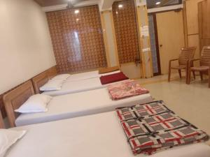 Kuber's Residency客房内的一张或多张床位