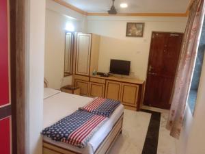 Kuber's Residency客房内的一张或多张床位