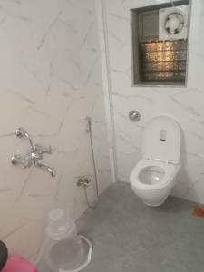 Kuber's Residency的一间浴室