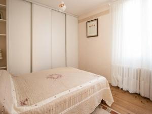 Schlafzimmer mit einem Bett und einem Fenster in der Unterkunft Gîte Le Lardin-Saint-Lazare, 4 pièces, 6 personnes - FR-1-616-220 in Saint-Lazare