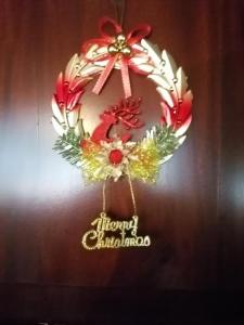 Una corona de Navidad está colgada en una pared en The Nature Kuruwita, en Ratnapura