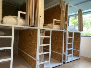 Palanda nebo palandy na pokoji v ubytování Sla Ulay Backpacker Hostel