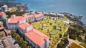 een luchtfoto van een resort aan de oceaan bij Sono Calm Jeju in Seogwipo