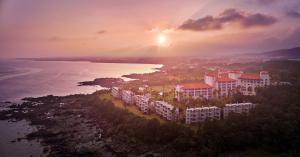 een luchtzicht op een stad en het water bij Sono Calm Jeju in Seogwipo