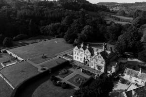 una vista aérea de una casa grande en un campo en Manor Cottage en Whitby
