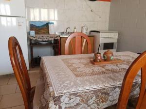 una cocina con mesa y mantel. en Departamento 2 ambientes para 4 personas en San Isidro