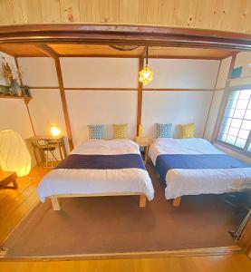 a bedroom with two beds in a room at TOYA HOME kairou 一棟貸切 in Lake Toya