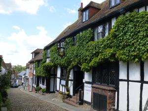 an ivy covered building on a cobblestone street at The Salty Dog holiday cottage, Camber Sands in Rye