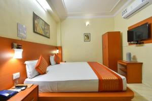 Postel nebo postele na pokoji v ubytování Hotel Jaisingh Palace