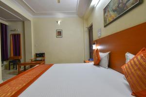 Postel nebo postele na pokoji v ubytování Hotel Jaisingh Palace