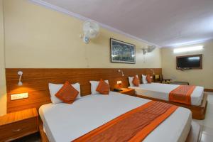 Postel nebo postele na pokoji v ubytování Hotel Jaisingh Palace