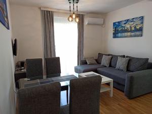 ein Wohnzimmer mit einer Couch und einem Tisch in der Unterkunft Lepi Jova - SNEZNIK in Vrnjačka Banja