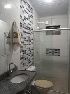 uma casa de banho com um WC, um lavatório e um chuveiro em Quarto.sala topázio em Maceió