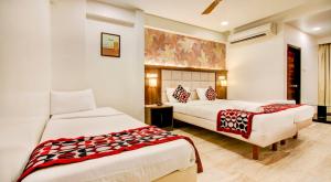 Posteľ alebo postele v izbe v ubytovaní Hotel Krishna Avtar
