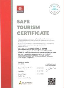 Certifikát, hodnocení, plakát nebo jiný dokument vystavený v ubytování Grand Aras Hotel & Suites
