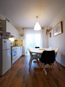 Kuchyňa alebo kuchynka v ubytovaní Centrally located 3 Bedroom Holiday House O'Live with private garden