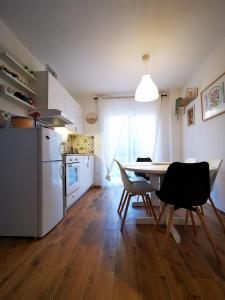Kuchyňa alebo kuchynka v ubytovaní Centrally located 3 Bedroom Holiday House O'Live with private garden
