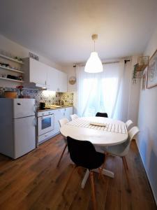 Kuchyňa alebo kuchynka v ubytovaní Centrally located 3 Bedroom Holiday House O'Live with private garden