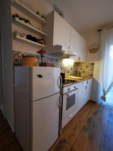 Kuchyňa alebo kuchynka v ubytovaní Centrally located 3 Bedroom Holiday House O'Live with private garden