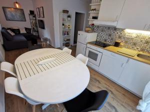Kuchyňa alebo kuchynka v ubytovaní Centrally located 3 Bedroom Holiday House O'Live with private garden