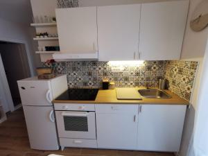 Kuchyňa alebo kuchynka v ubytovaní Centrally located 3 Bedroom Holiday House O'Live with private garden