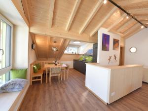 cocina y sala de estar con mesa y sillas en Ferienhaus Birkenweg en Oberstdorf