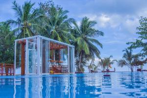 Bazén v ubytování Marakolliya Beach Resort nebo v jeho okolí