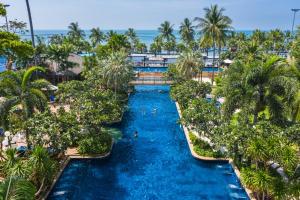 Bazén v ubytování Jomtien Palm Beach Hotel and Resort nebo v jeho okolí