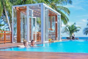 Bazén v ubytování Marakolliya Beach Resort nebo v jeho okolí