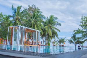 Bazén v ubytování Marakolliya Beach Resort nebo v jeho okolí