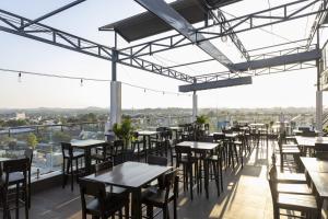 Un restaurante u otro lugar para comer en Hapyson