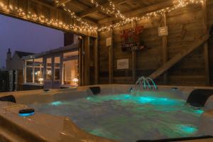 Bazén v ubytování Hot Tub Pet Friendly Luxury Cosy Cottage, Near Withernsea and Patrington nebo v jeho okolí
