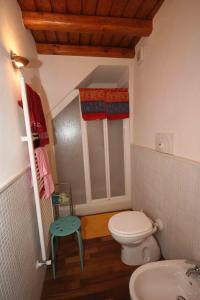 a small bathroom with a toilet and a sink at La corte di Pietro in Isnello