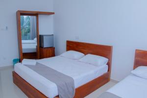 Postel nebo postele na pokoji v ubytování Marakolliya Beach Resort