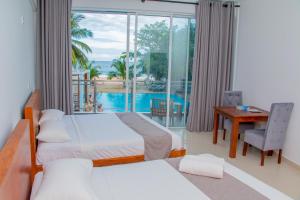 Bazén v ubytování Marakolliya Beach Resort nebo v jeho okolí