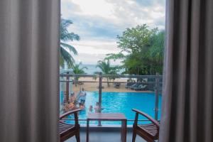 Bazén v ubytování Marakolliya Beach Resort nebo v jeho okolí