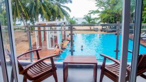 Bazén v ubytování Marakolliya Beach Resort nebo v jeho okolí