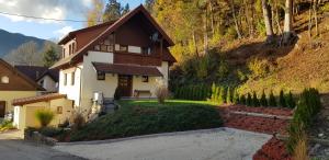 a house on a hill with a driveway at Ambiente Chalet Julienhöhe in Niederdorf