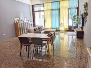 ein Wohnzimmer mit Tisch und Stühlen und einer Couch in der Unterkunft 舟津食旅 Mooring B&B 禁菸民宿 訂房請詳閱住宿須知 in Hualien