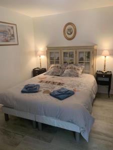 Un pat sau paturi într-o cameră la la villa des six ifs - Le mûrier