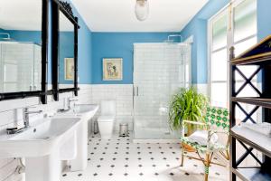 a bathroom with two sinks and a shower at Genteel Home Romanilla in Granada
