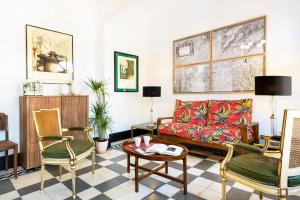 a living room with a couch and chairs at Genteel Home Romanilla in Granada