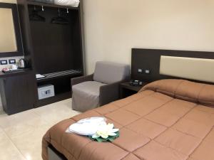 1 dormitorio con 1 cama, 1 sofá y 1 silla en Grand Hotel Royal, en Pompeya