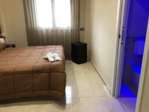 - une chambre avec un lit et une poubelle dans l'établissement Grand Hotel Royal, à Pompéi