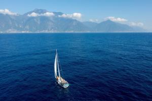 een boot in het midden van een grote hoeveelheid water bij 舟津食旅 Mooring B&B 禁菸民宿 訂房請詳閱住宿須知 in Hualien