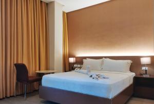 Kama o mga kama sa kuwarto sa RedDoorz Premium @ GRAND 29 Hotel