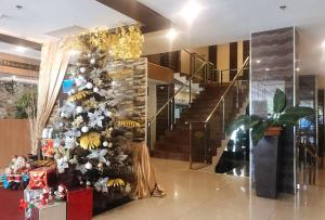 Un árbol de Navidad en medio de un vestíbulo en RedDoorz Premium @ GRAND 29 Hotel en Dumarao