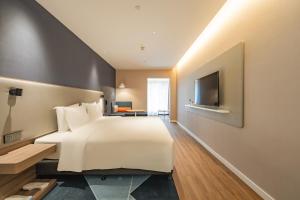 Кровать или кровати в номере Holiday Inn Express Shanghai Expo Centre, an IHG Hotel